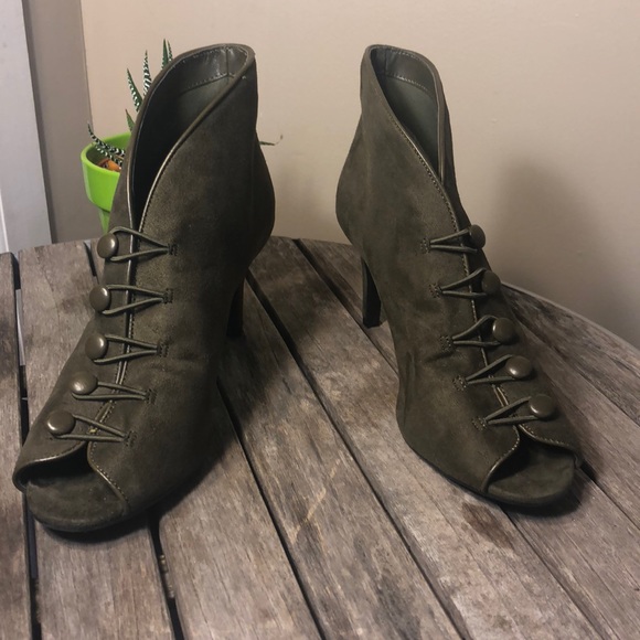 Olive green Victorian comfy button up heels - Picture 3 of 4